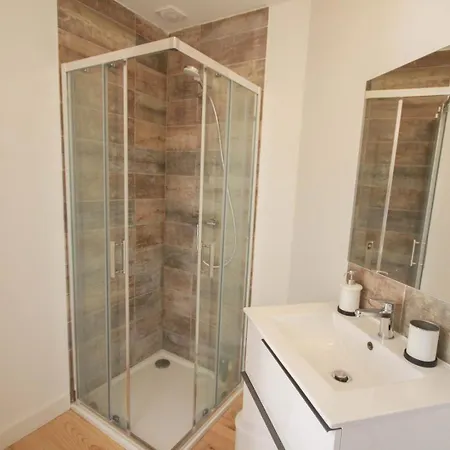 Centre- And Bright Equipped ליל